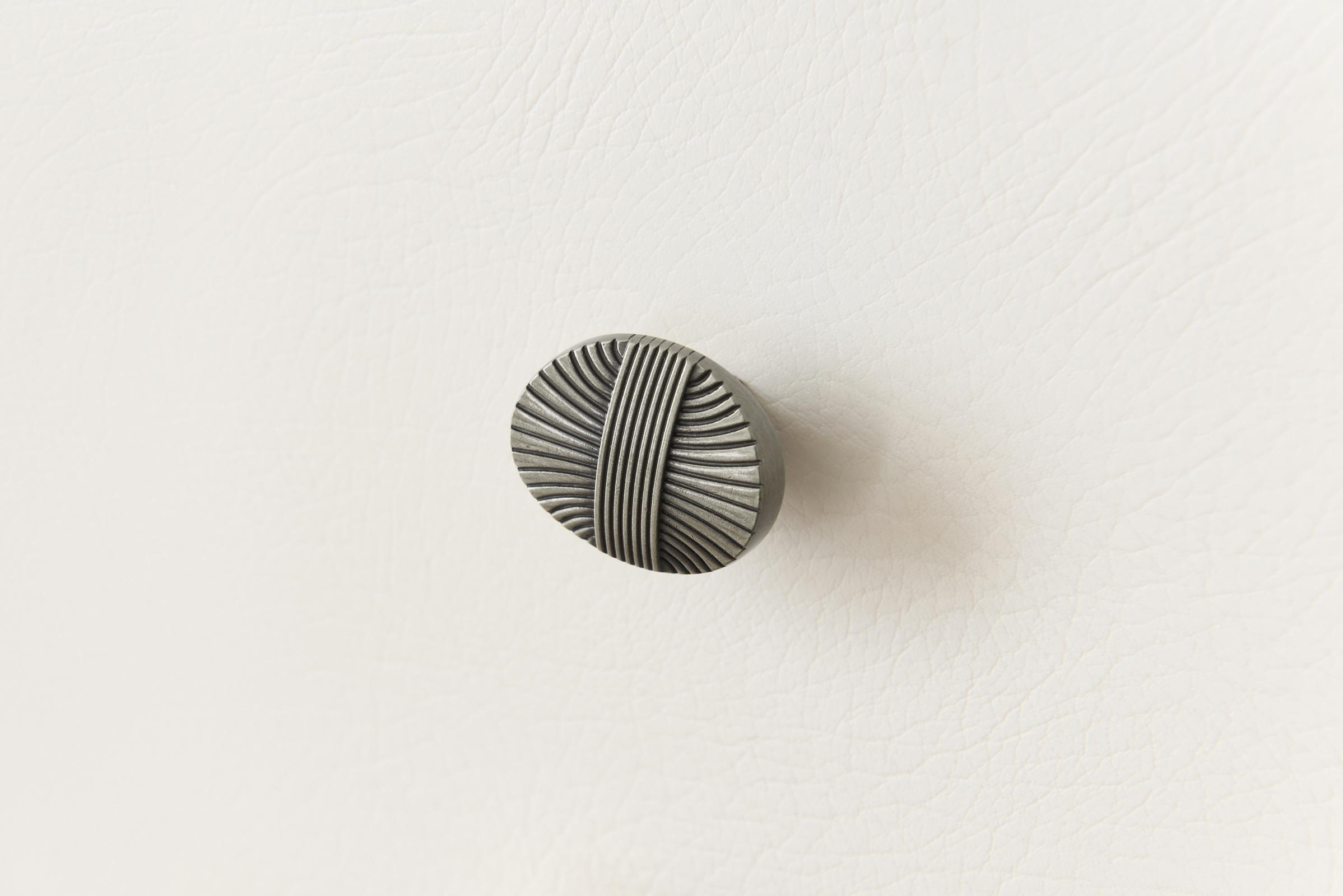 Ручка-кнопка FK492 никель мат на кроватях от “Архитектории”